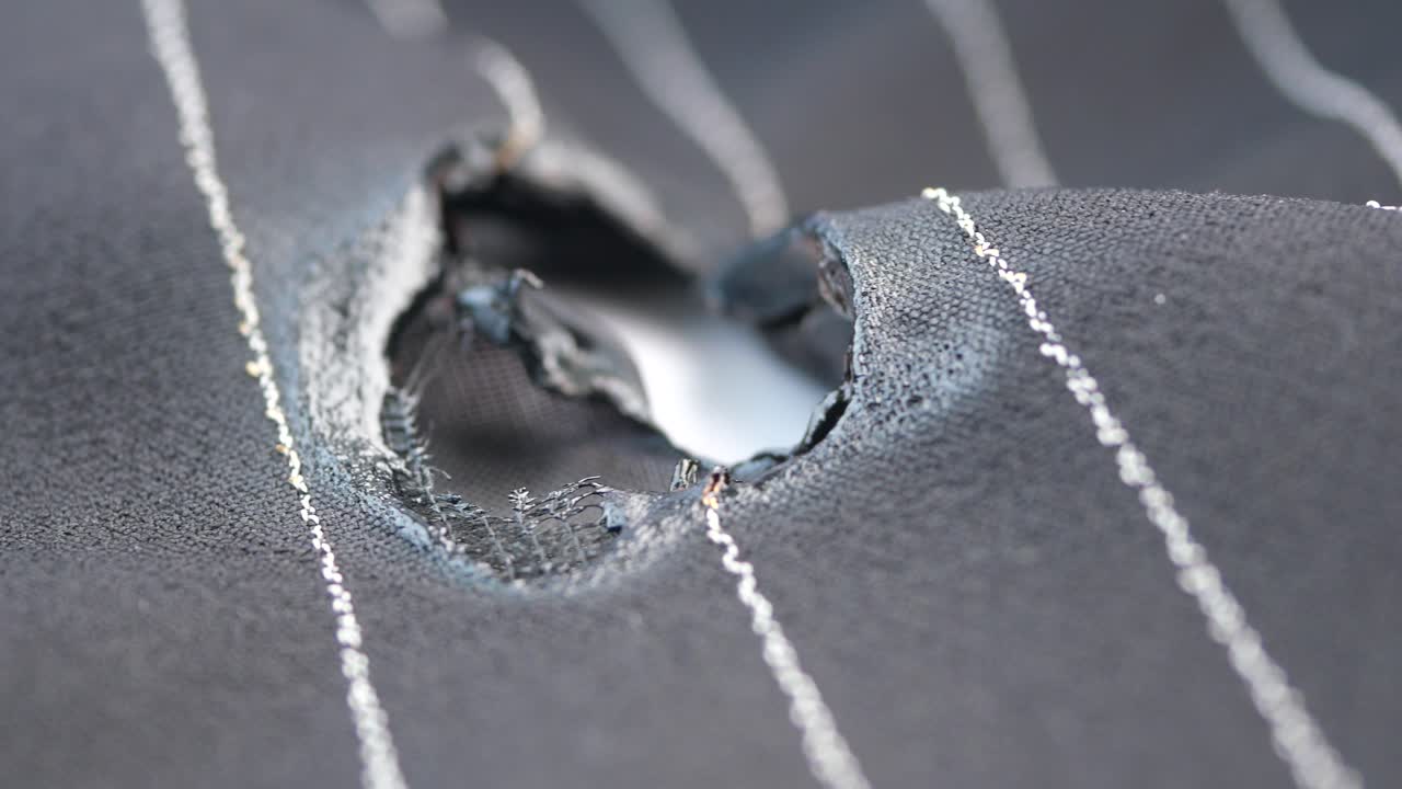 tessuto a strisce danneggiate con un buco