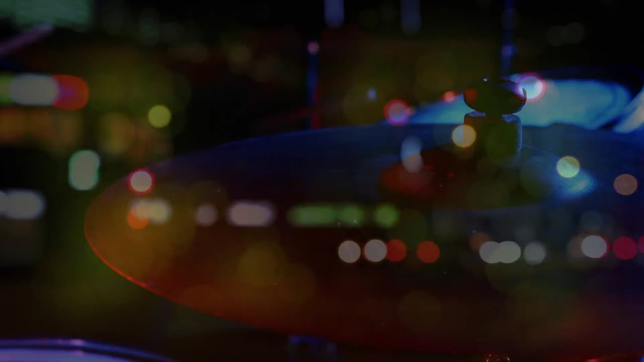 animación del tráfico nocturno borroso sobre la percusión en el concierto