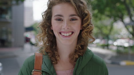 Retrato-De-Una-Hermosa-Joven-Pelirroja-Elegante-En-Las-Calles-De-La-Ciudad-Sonriendo-Alegre-Optimista-Disfrutando-De-Un-Feliz-Estilo-De-Vida-Urbano