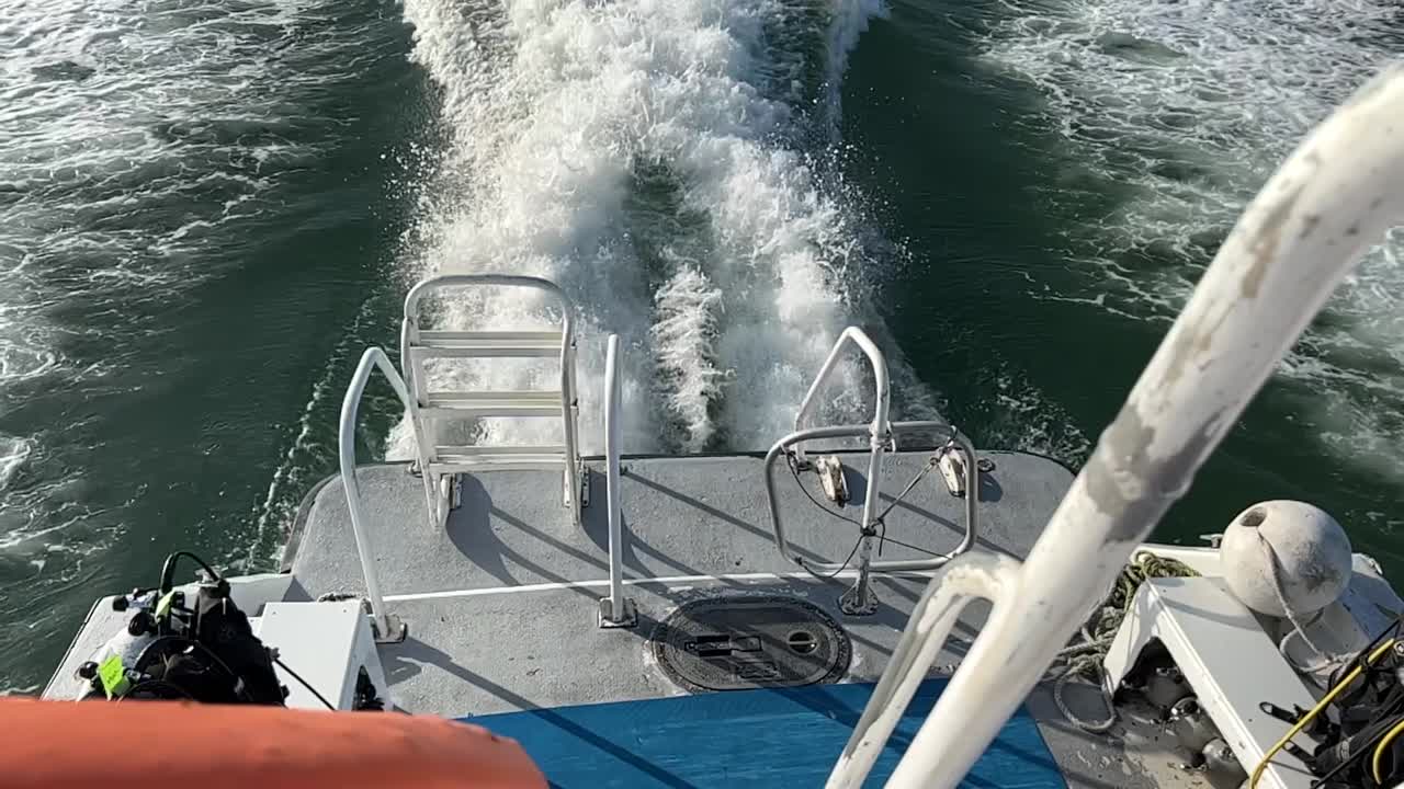 estela de barco chapoteando en cámara lenta