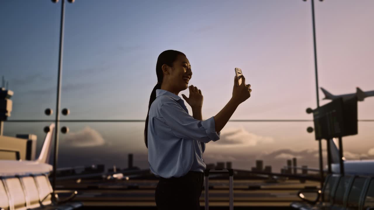 una mujer tomando una selfie en el aeropuerto.
