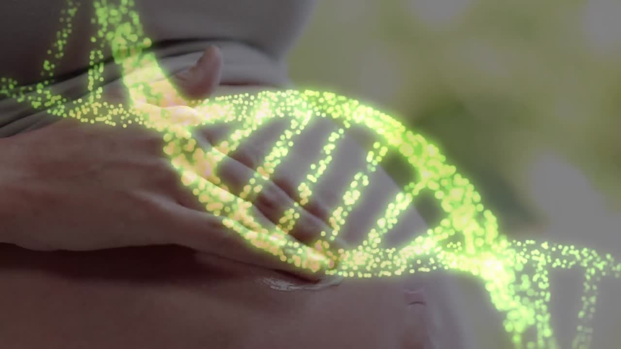 cadena de adn sobre la sección media de una mujer caucásica embarazada hidratando el vientre