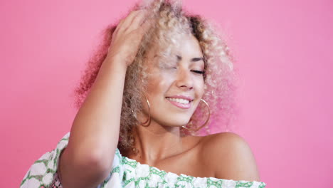 mujer hermosa con cabello rubio afro