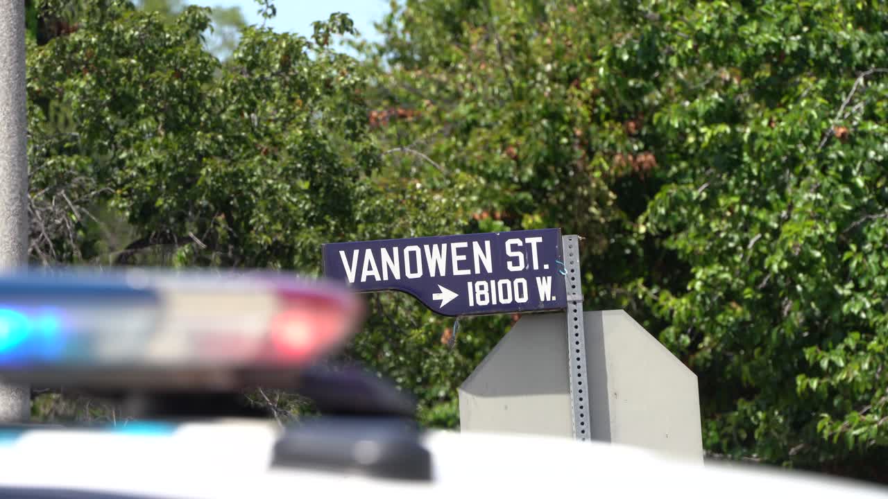 luces en coche de policía respondiendo