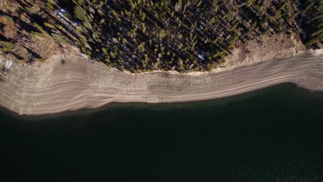 Los-Bosques-Alpinos-Junto-Al-Lago,-Las-Copas-De-Los-árboles-En-Las-Laderas,-Cerca-Del-Brazo-Del-Río-Azul,-El-Lago-Sapphire-Point,-Colorado