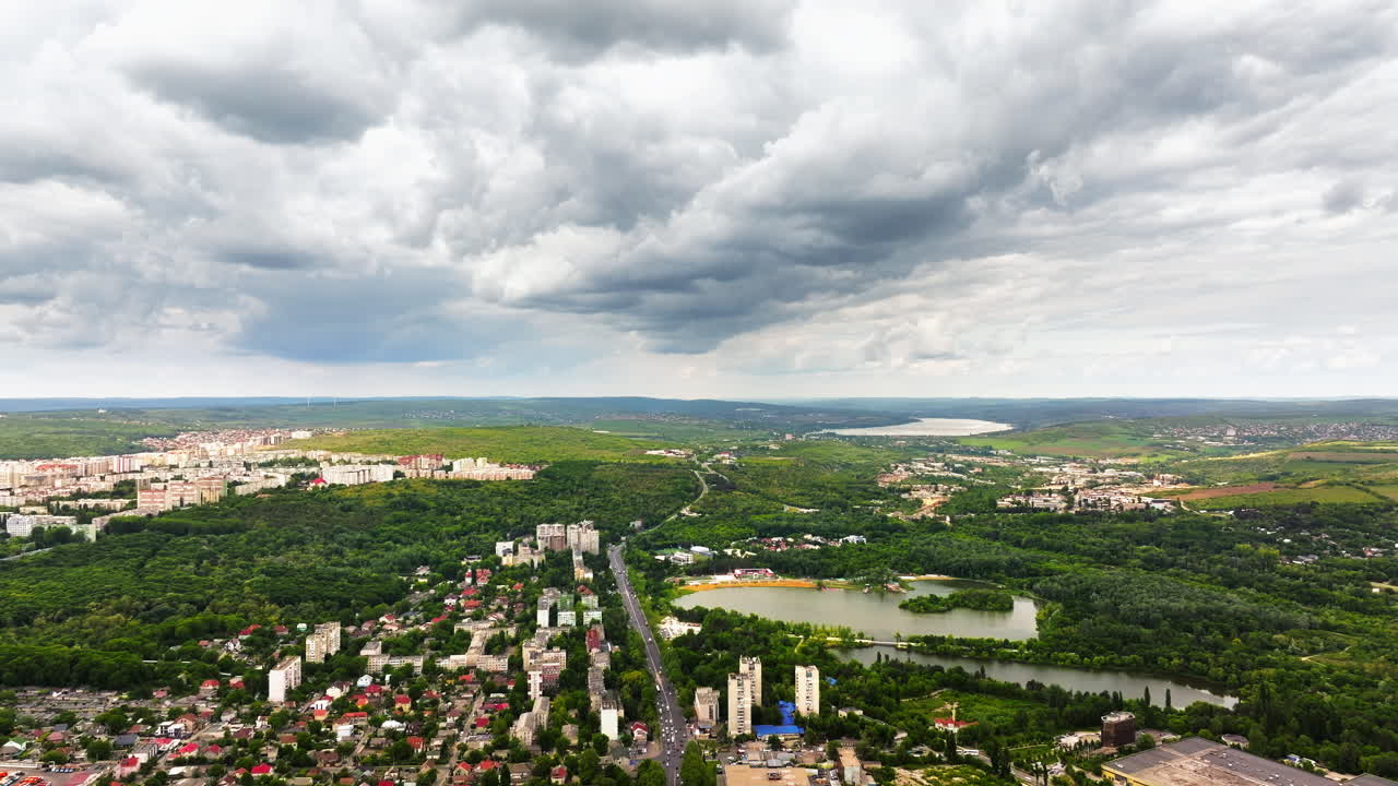Luftfoto af Pelinia, Drochia, Moldova med en skyet himmel