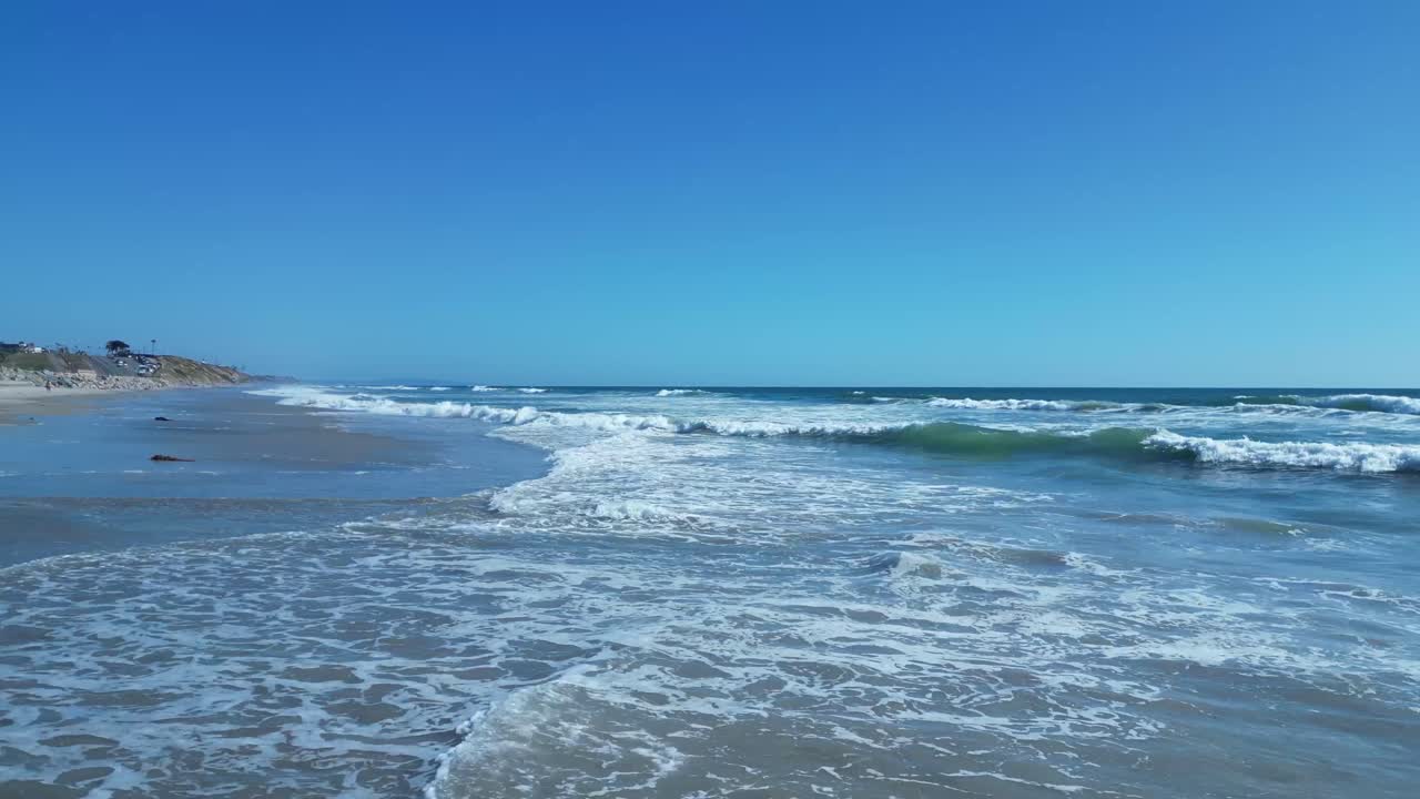 카를스바드, 캘리포니아에서 아름다운 이 많은 날에 바다의 파도 위로 드론 비행