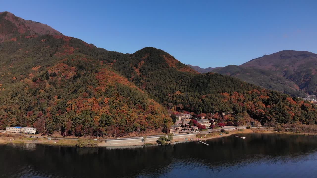 antena de drones de rotación lenta sobre hermosas montañas y colinas en colores otoñales
