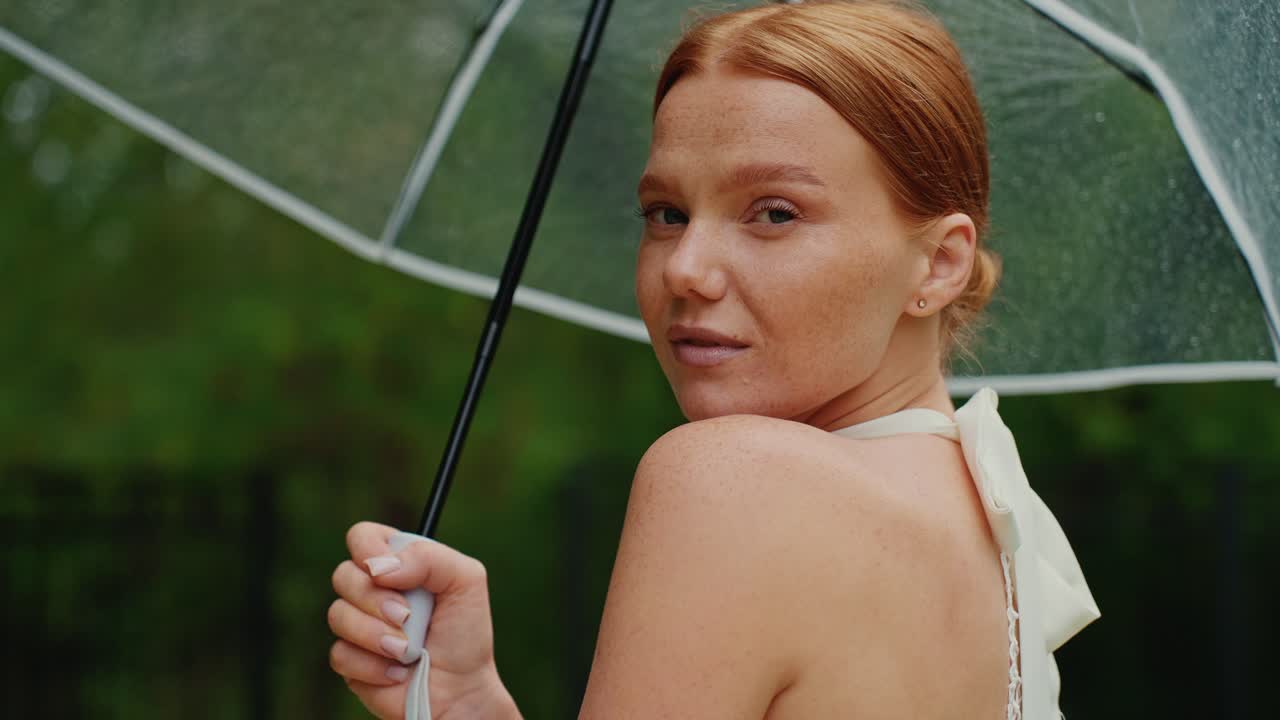 비가 오는 동안 우산을 들고 있는 여자