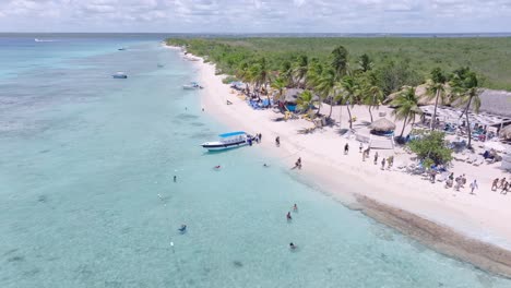 Touristengruppe-Kommt-Auf-Der-Tropischen-Insel-Catalina-An,-Ausflug-Zum-Exotischen-Sandstrand