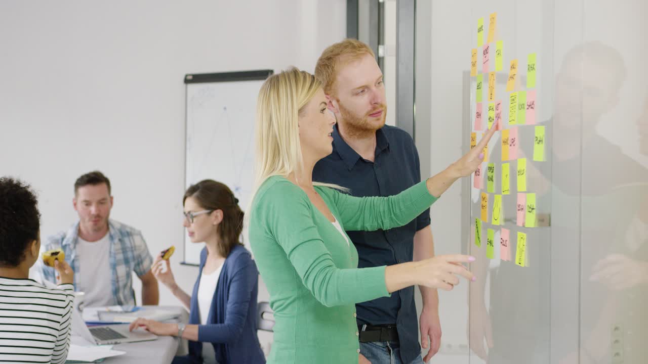dos compañeros de trabajo haciendo una lluvia de ideas sobre el esquema