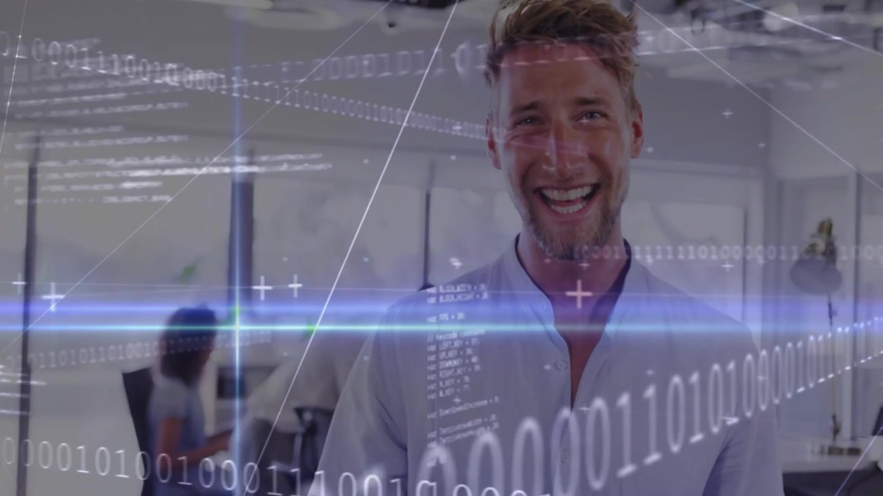 Mann som legger merke til kameraet, snur seg, ler og kommer nærmere, mens et HUD danner et binært nettverk for teknologidesignere.