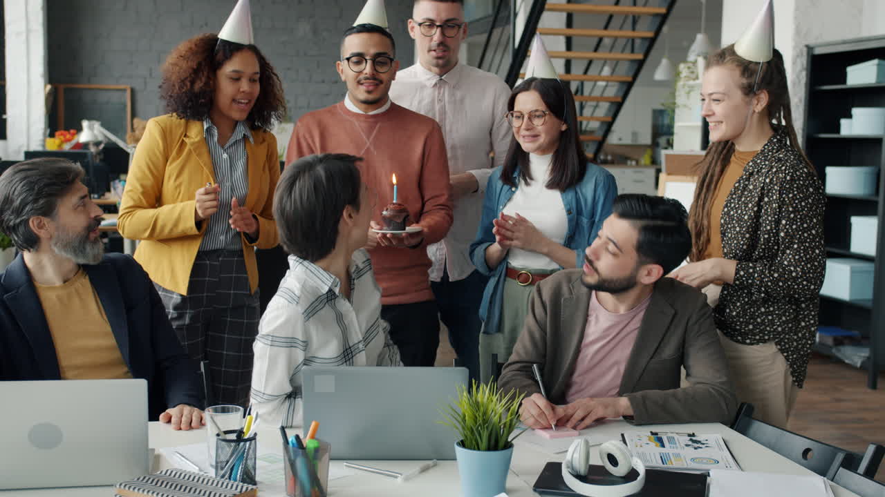 equipo celebrando un cumpleaños