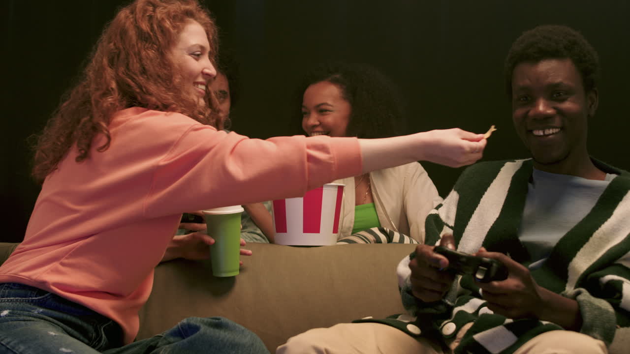 네 명의 친구가 집에서 즐거운 시간을 보내고 있다