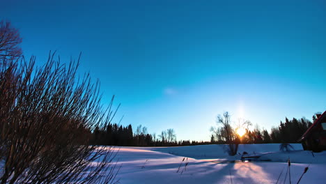 toma de lapso de tiempo de la puesta de sol en el paisaje de invierno