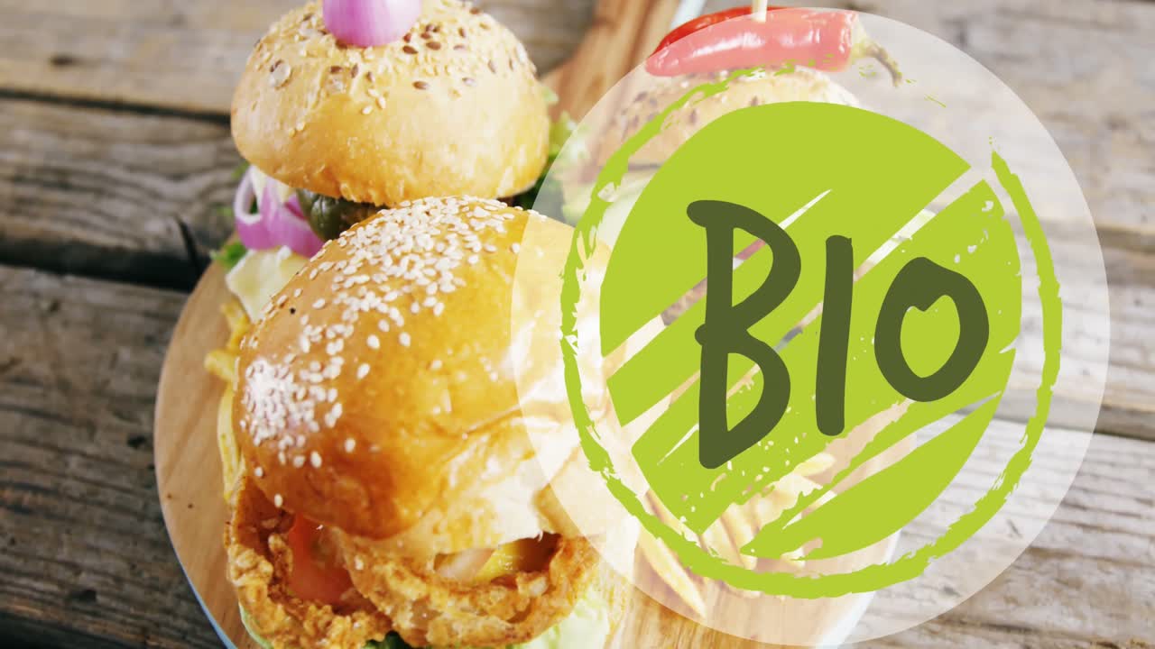 플래트에서 햄버거와 프렌치 프라이의 높은 각도 뷰를 통해 서클에서 바이오 텍스트의 애니메이션