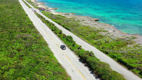 Conducción-Suv-En-Cozumel,-México,-Con-Una-Impresionante-Costa-Oceánica-Azul-Turquesa,-Antena