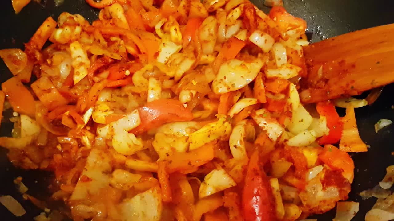 노란색과 빨간색 파프리카 슬라이스 튀김