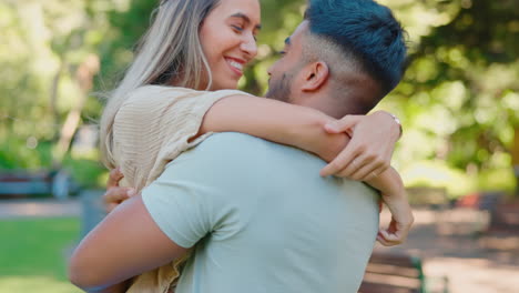 amor, reunión y pareja interracial en un abrazo en el parque