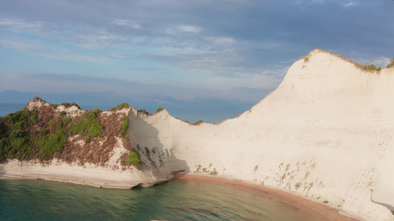 그리스 코르푸 섬에 위치한 케이프 드라스티스의 드론 영상