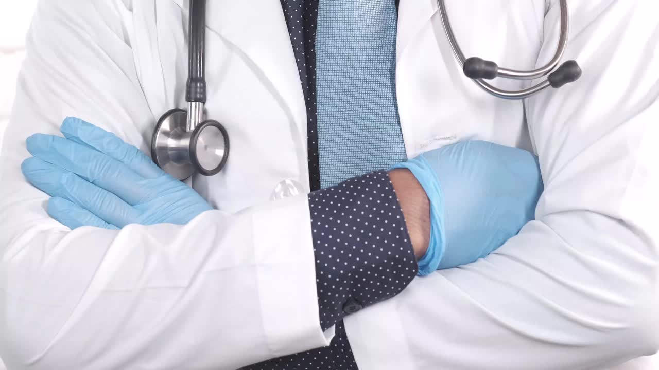 Doctor con los brazos cruzados