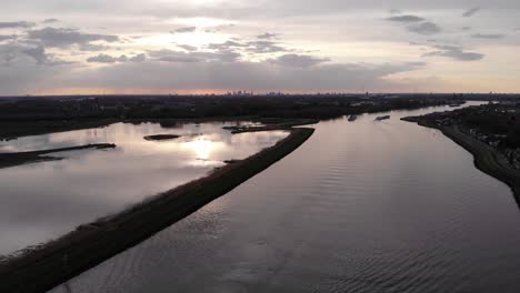 Parte-Del-Río-Noord-En-La-Provincia-De-Holanda-Del-Sur,-Países-Bajos-Al-Atardecer