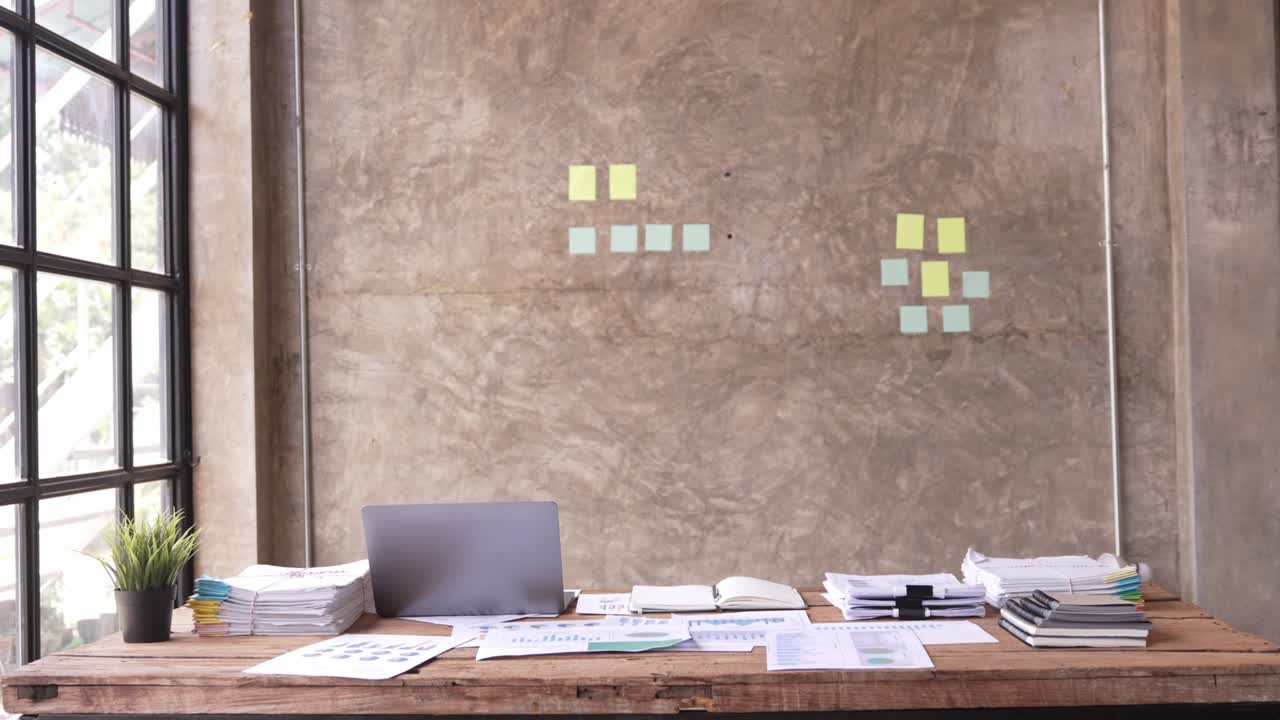 데스크 컴퓨터와 함께 스타일리시한 워크스페이스