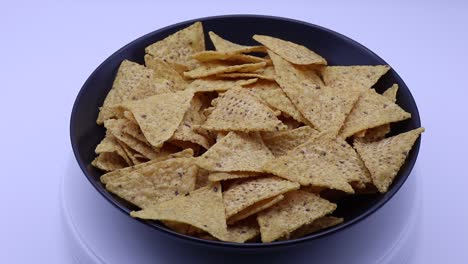 nachos en un cuenco negro