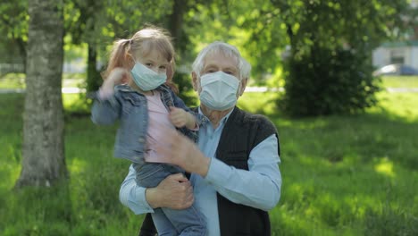 Abuelo-Con-Nieta-Se-Quita-Las-Máscaras-Después-Del-Final-De-La-Cuarentena-Por-Coronavirus