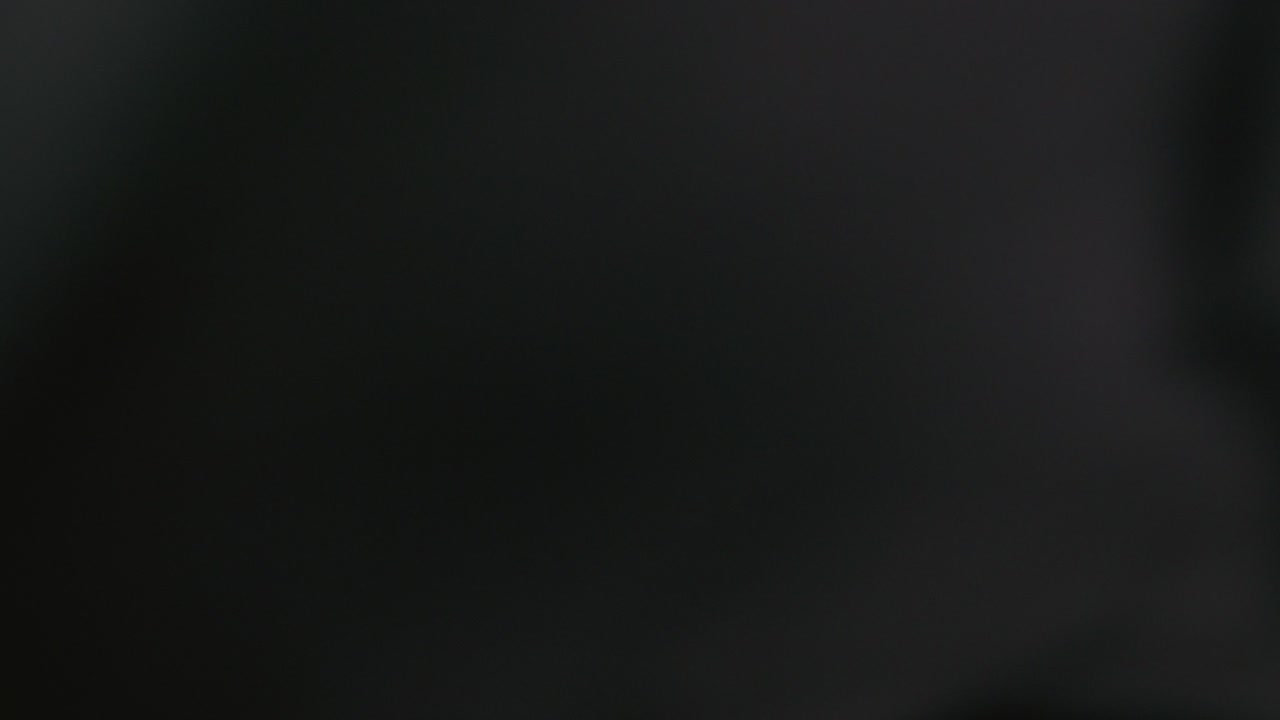 близкий снимок шеф-повара, нарезающего кориандр.