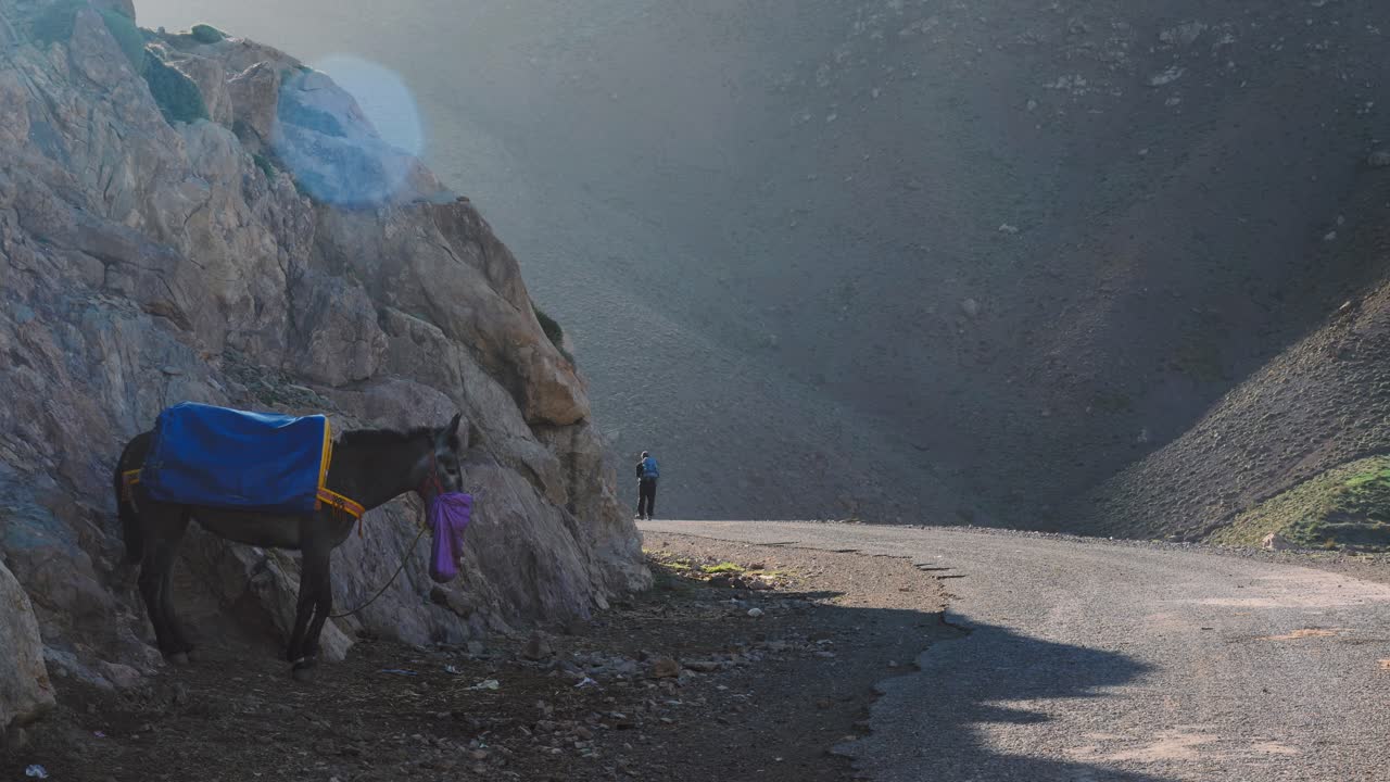 mochileros turísticos saliendo a hacer una caminata en las montañas del alto atlas, marruecos