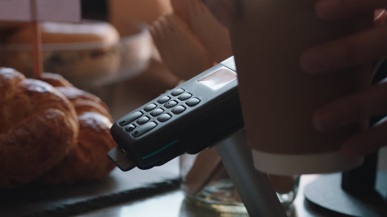 클로즈업 고객이 스마트폰을 사용하여 접촉없는 결제를 하고 모바일 송금 카페에서 커피를 사고 레스토랑에서 서비스를 즐기고 있습니다.