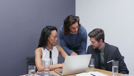 Gruppe-Von-Führungskräften-Diskutiert-über-Laptop-Am-Schreibtisch-4K