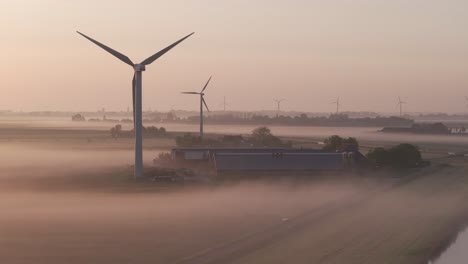 Las-Turbinas-Eólicas-Giran-Por-La-Mañana-Con-Niebla,-Antena.