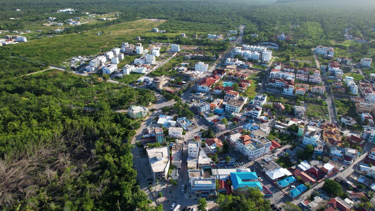 hermosa ciudad de colores de la ciudad de bayahibe en el paisaje panorámico durante el día soleado