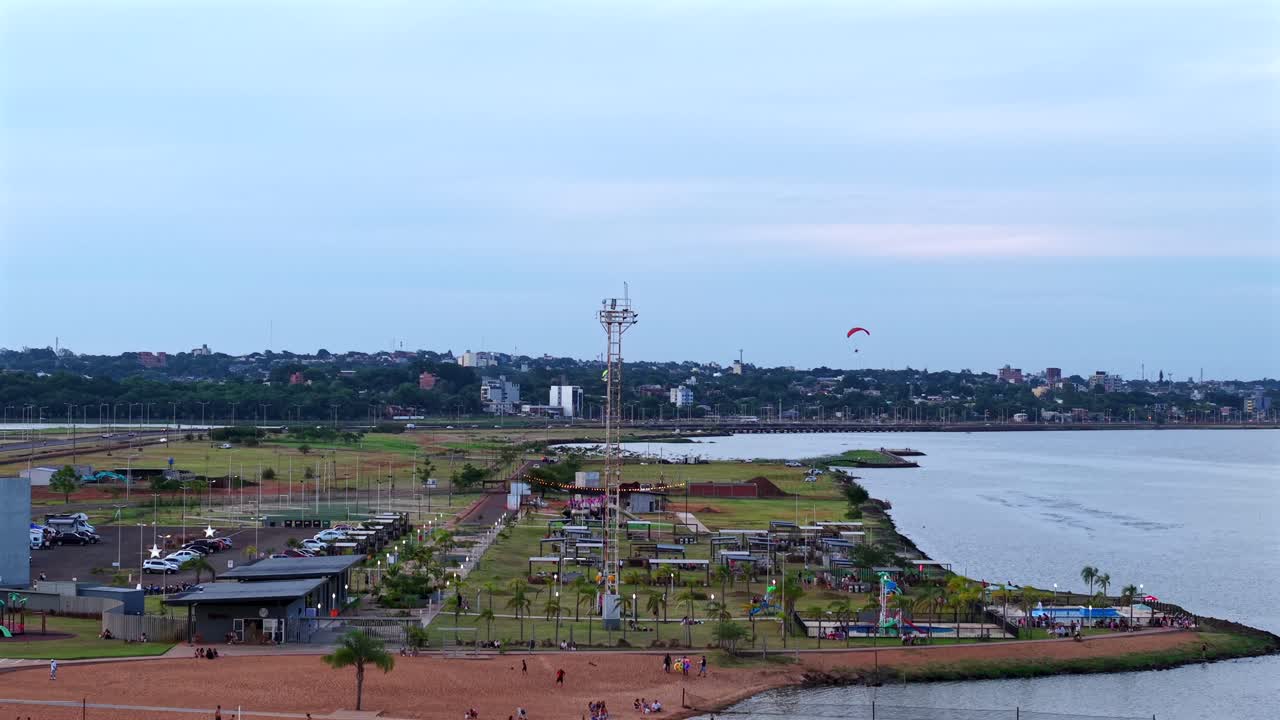 Vista aerea di parapendii a motore che sorvolano le strutture ricreative e il parco sulla spiaggia di Posadas.