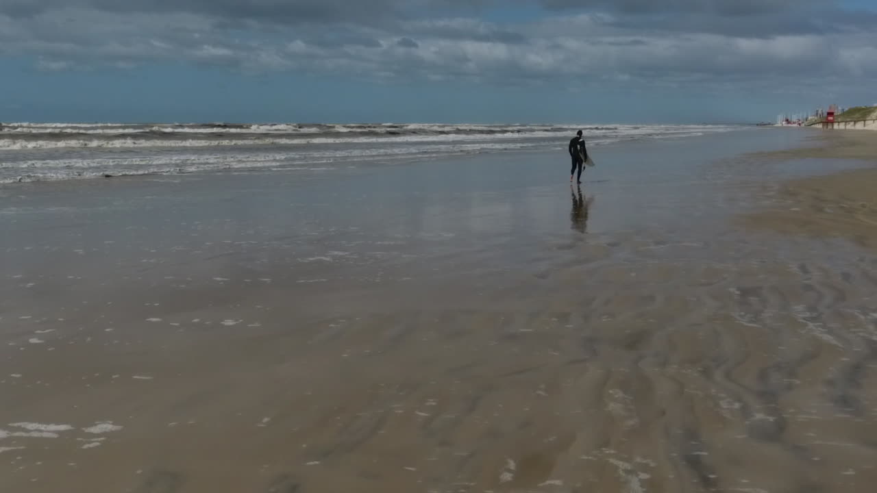 tipo de surf en la playa en cámara lenta
