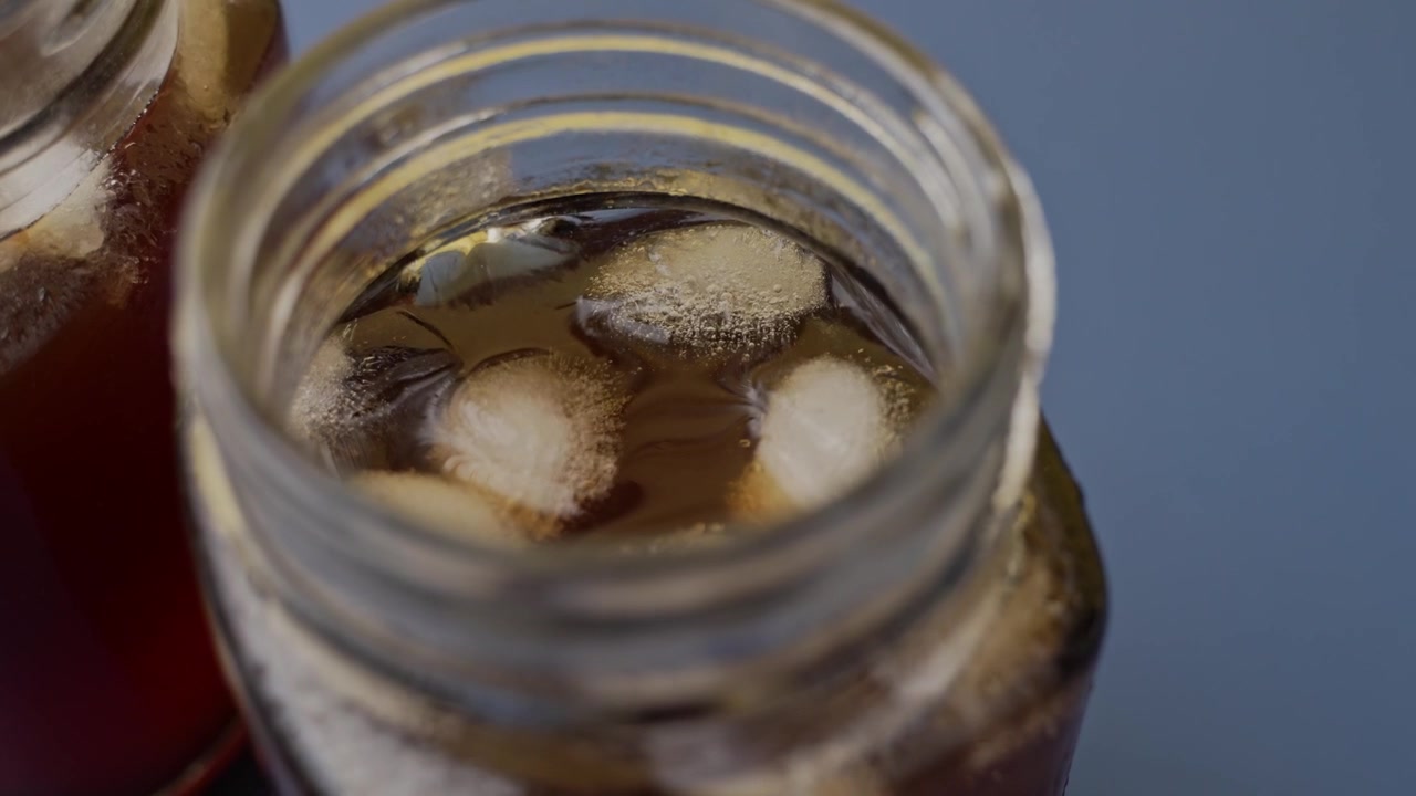 Bicchieri di caffè freddo con cubetti di ghiaccio visibili, video in primo piano.