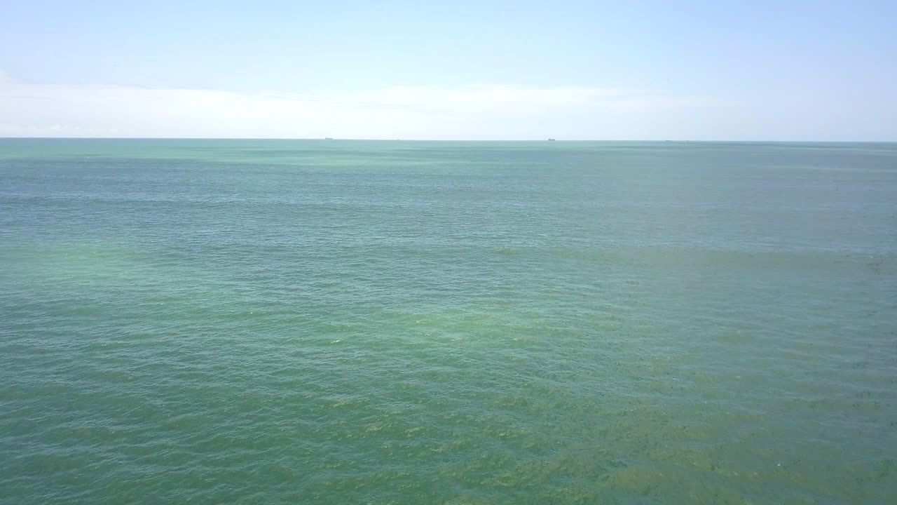 수평선을 배경으로 화창한 날 무인 항공기로 태평양 상공을 몇 미터 비행