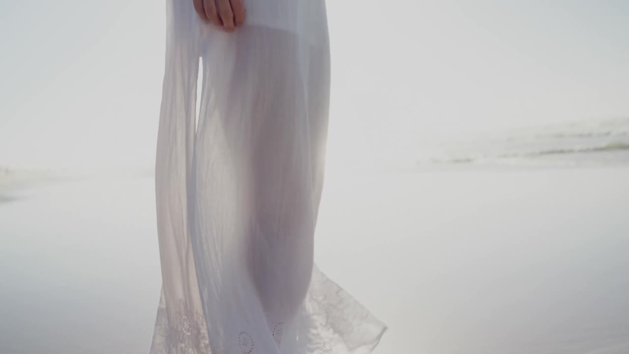 ⁇ 은 날 해변에 서 있는 여자