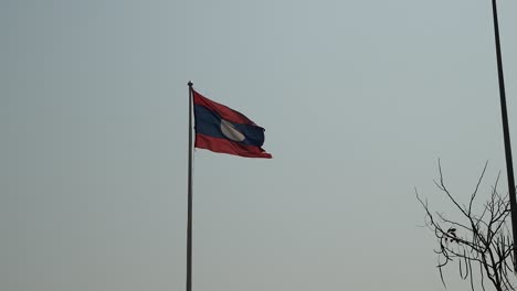 Bandera-Del-País-De-Laos-Ondeando-Antes-Del-Atardecer