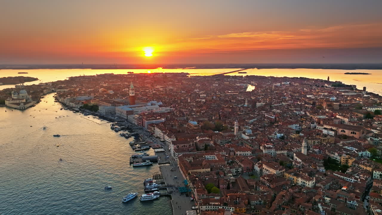 Vista aerea di Venezia, Italia, al tramonto con drone
