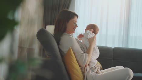 신생아를 안고 있는 어머니.