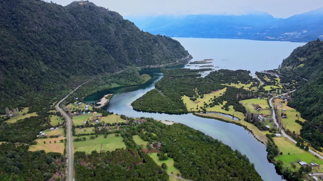 camión con vista aérea a la derecha del valle de cochamo, sur de chile