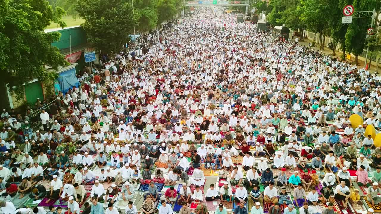 Umat Muslim dalam Kerumunan Siap untuk Salat