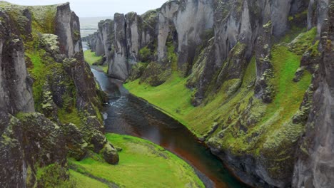 paisaje escarpado único del cañón fjaðrárgljúfur cubierto de hermoso musgo verde, ubicado en el sur de islandia - toma aérea