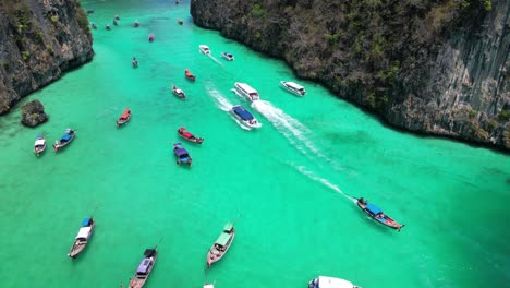 Tráfico-De-Barcos-Turísticos-En-La-Pintoresca-Bahía-De-Pi-Leh-De-La-Isla-De-Phi-Phi,-Vista-De-Drones