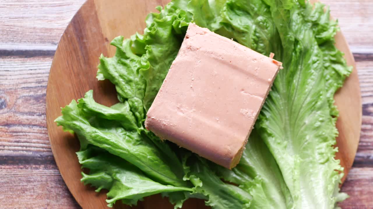 jamón en rebanadas con lechuga