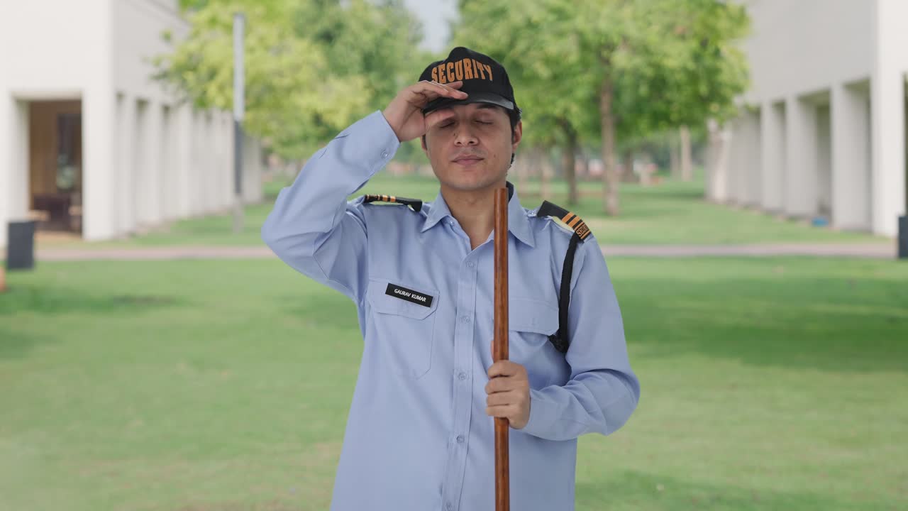 feliz guardia de seguridad indio preparándose para el deber