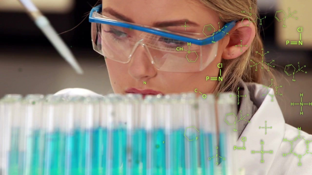 Wissenschaftler überwacht Pipette, die von links eintritt, sich in Röhrchen senkt, molekulare Überlagerung unterstützt die Analyse.